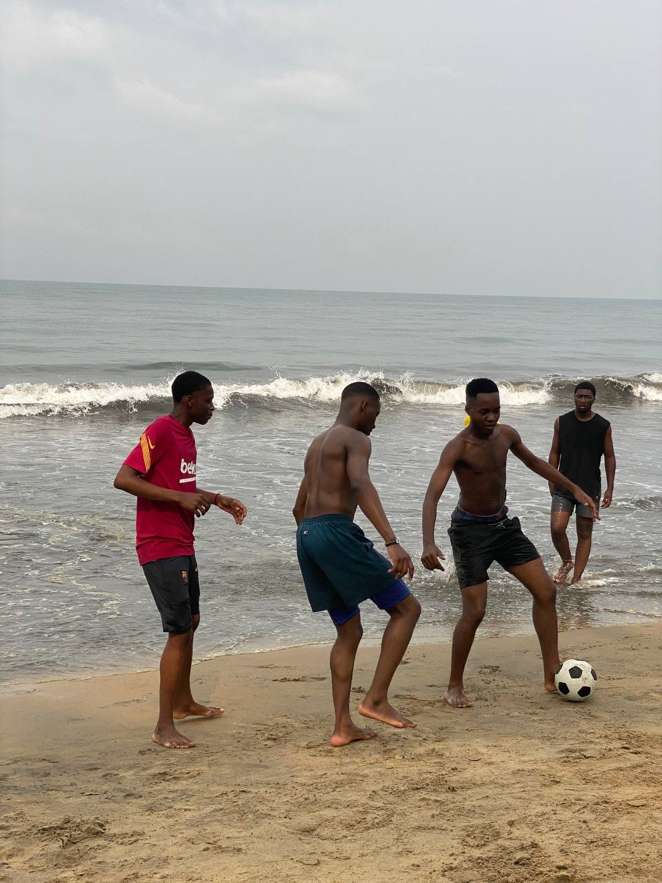 Partie de football des étudiants de Pigier Cameroun au bord de la plage