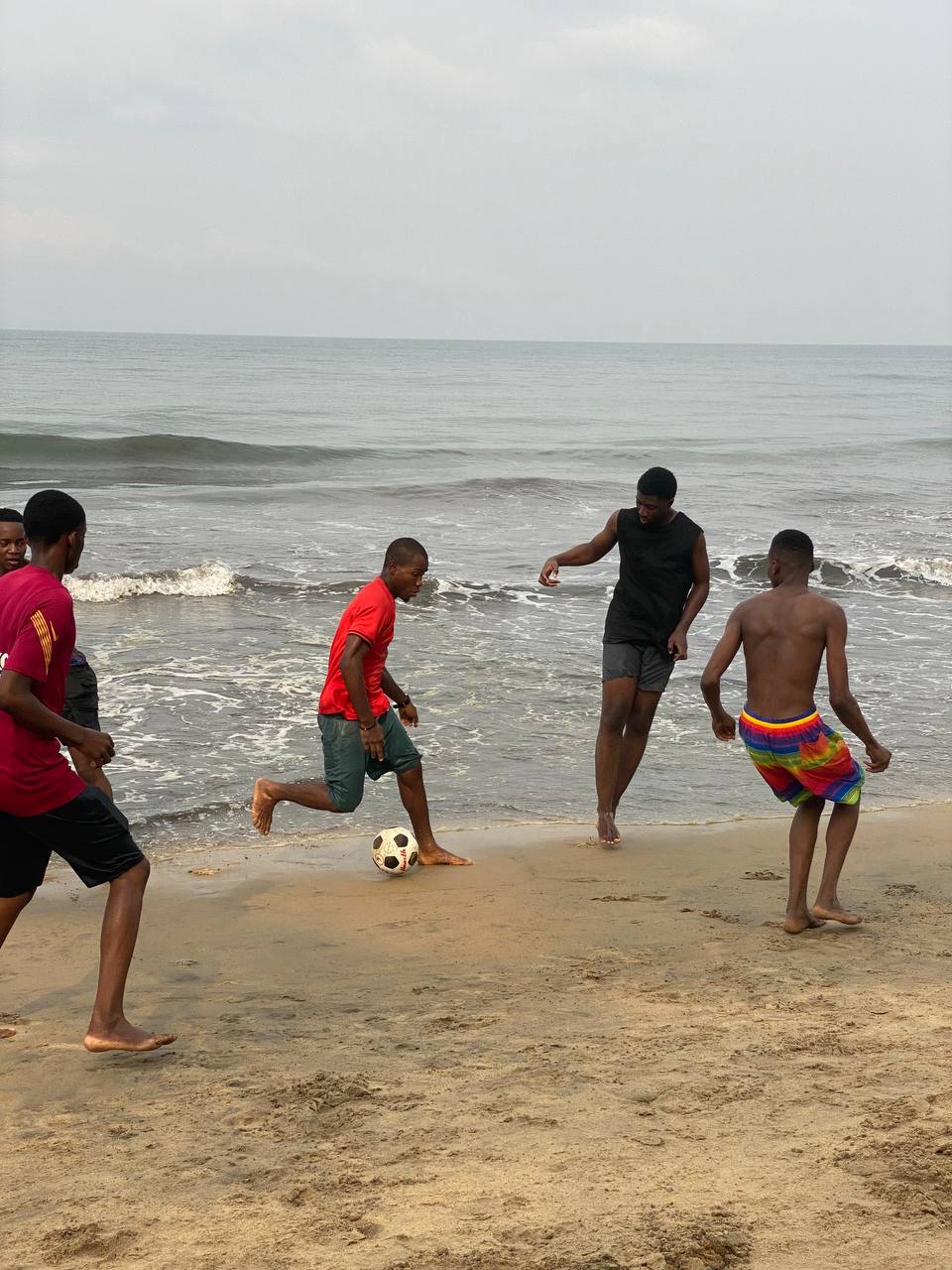 Partie de football des étudiants de Pigier Cameroun au bord de la plage