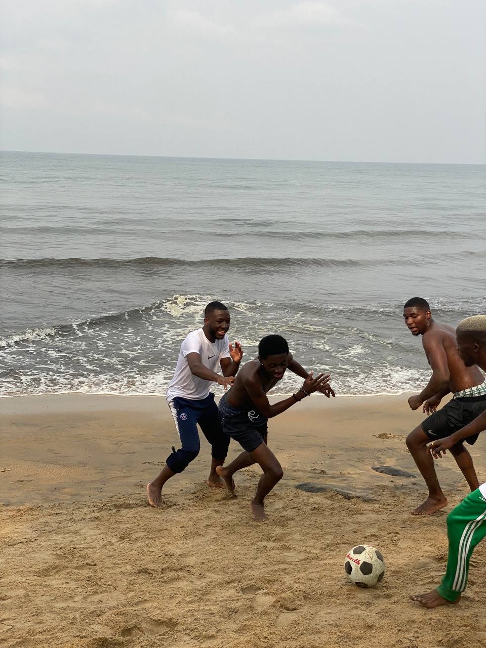 Partie de football des étudiants de Pigier Cameroun au bord de la plage